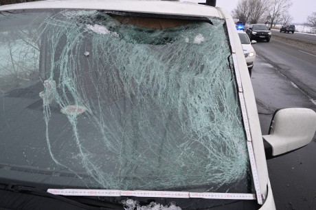 Teherautó tetejéről lehulló jég törte be egy kocsi szélvédőjét