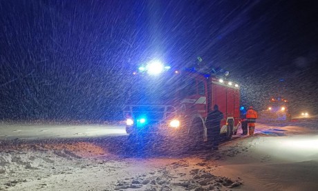 Elakadt járművek mentését végzik a fehérvári tűzoltók