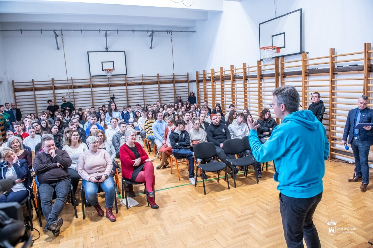 Kérdezd a minisztert! – az I. István Technikumban válaszolt a diákok kérdéseire Hankó Balázs