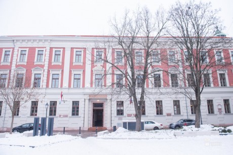 Átadták a könyvtár gyönyörűen felújított Oskola utcai épületét