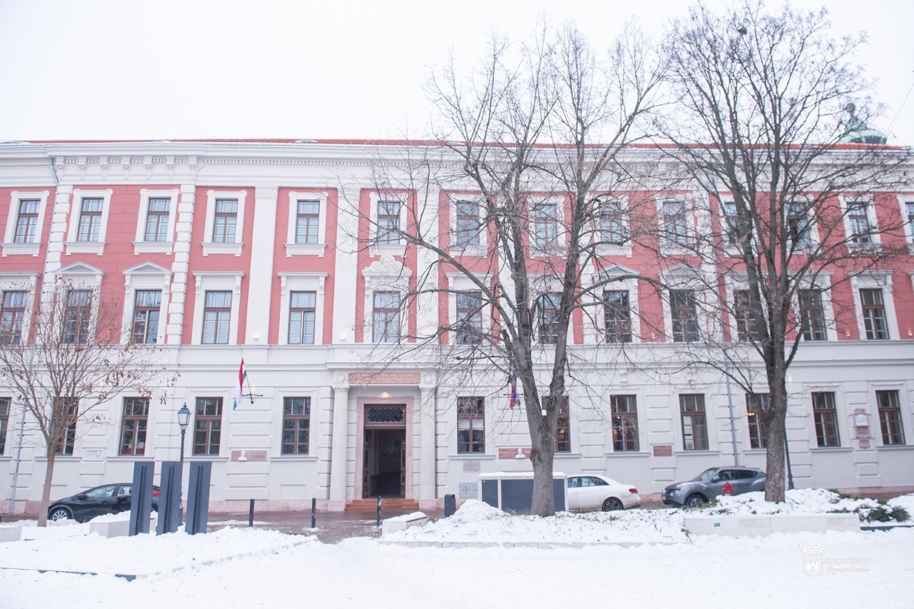 Átadták a könyvtár gyönyörűen felújított Oskola utcai épületét