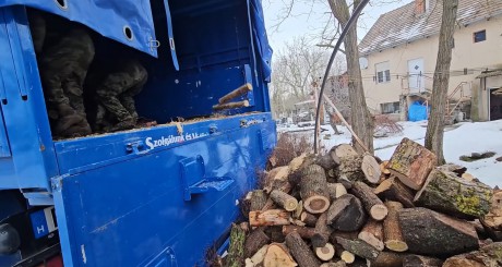 A rendőrség koordinálja a rendkívüli téli időjárás miatt a rászorulóknak biztosított ingyenes tűzifaszállítást