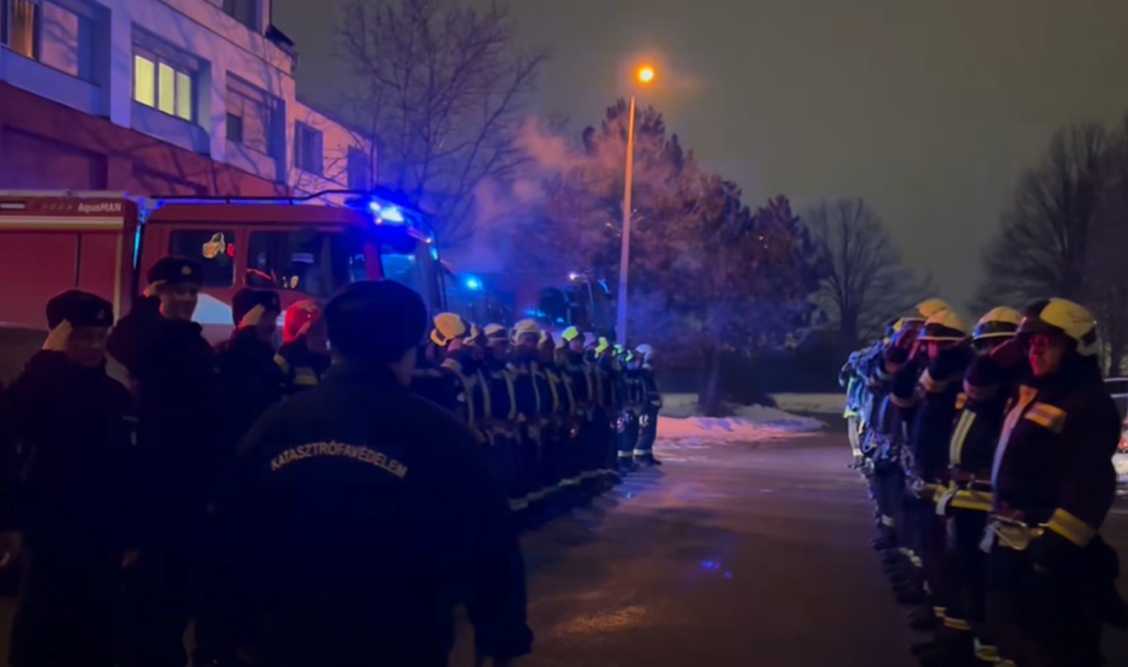 Egy legenda elköszönt - szirénázva, sorfalat állva búcsúztak a fehérvári tűzoltótól