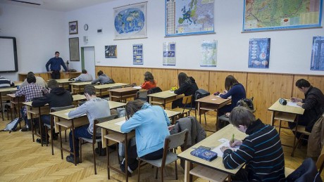 Mintegy 70 ezer diák ír központi felvételi vizsgát matekból és magyarból