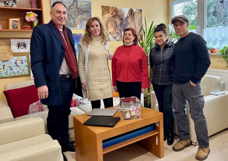 Átadták az adventkor összegyűlt adományt a kórház gyermekpszichiátriai gondozójának