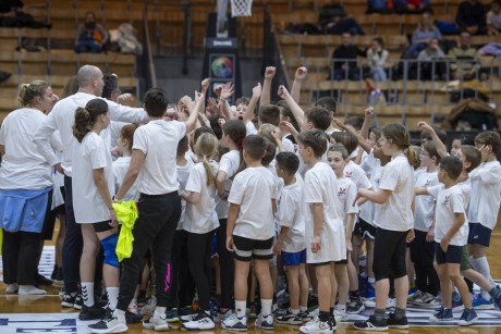 A Karácsonyi Jamboree-n összegyűlt felajánlásokból vett ajándékokat adták át a Vadvirág Gyermekotthonnak