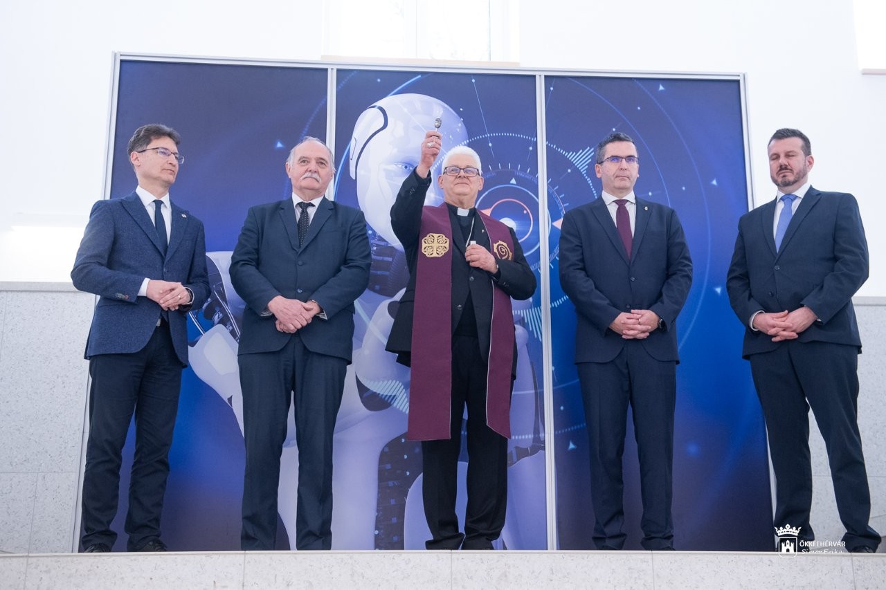 Püspöki felszentelés után folytatódhat a tudományos munka az Óbudai Egyetem épületeiben