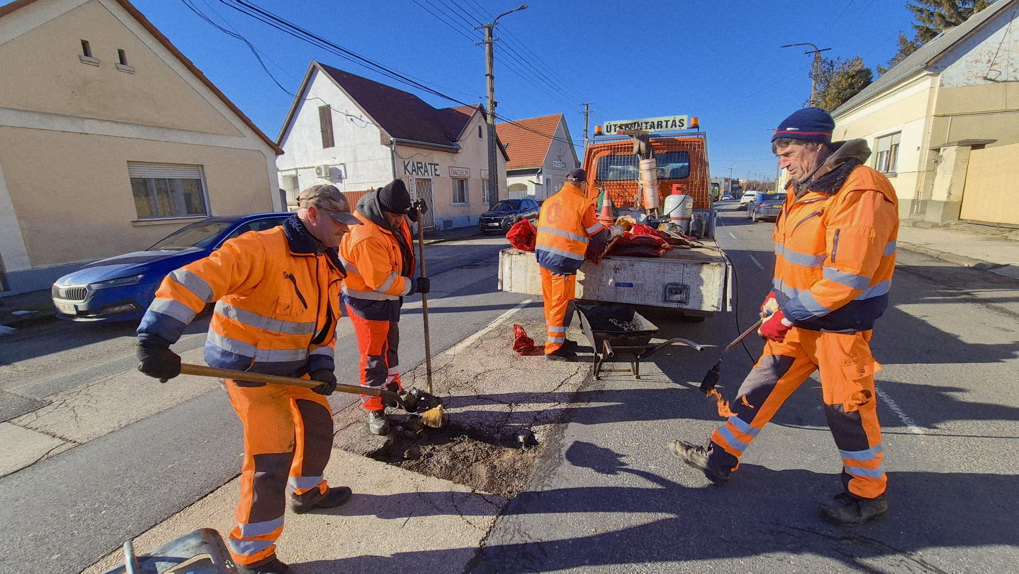 Két brigád dolgozik folyamatosan a város útjainak kátyúzásán