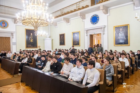 Emberi sorsok a Don-kanyarban: időutazás középiskolásoknak a Vármegyeháza dísztermében