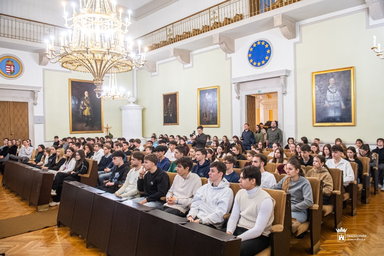 Emberi sorsok a Don-kanyarban: időutazás középiskolásoknak a Vármegyeháza dísztermében