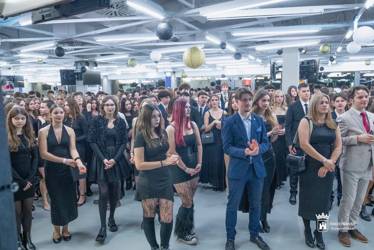 Teltház a Városi Diákbálon – több száz középiskolás bulizott a Sóstói Stadionban