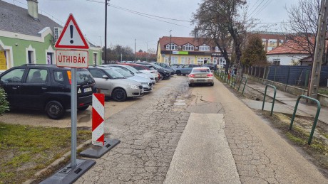 Elhalasztják a mára és holnapra tervezett útburkolat-javítást a Madách Imre utcában