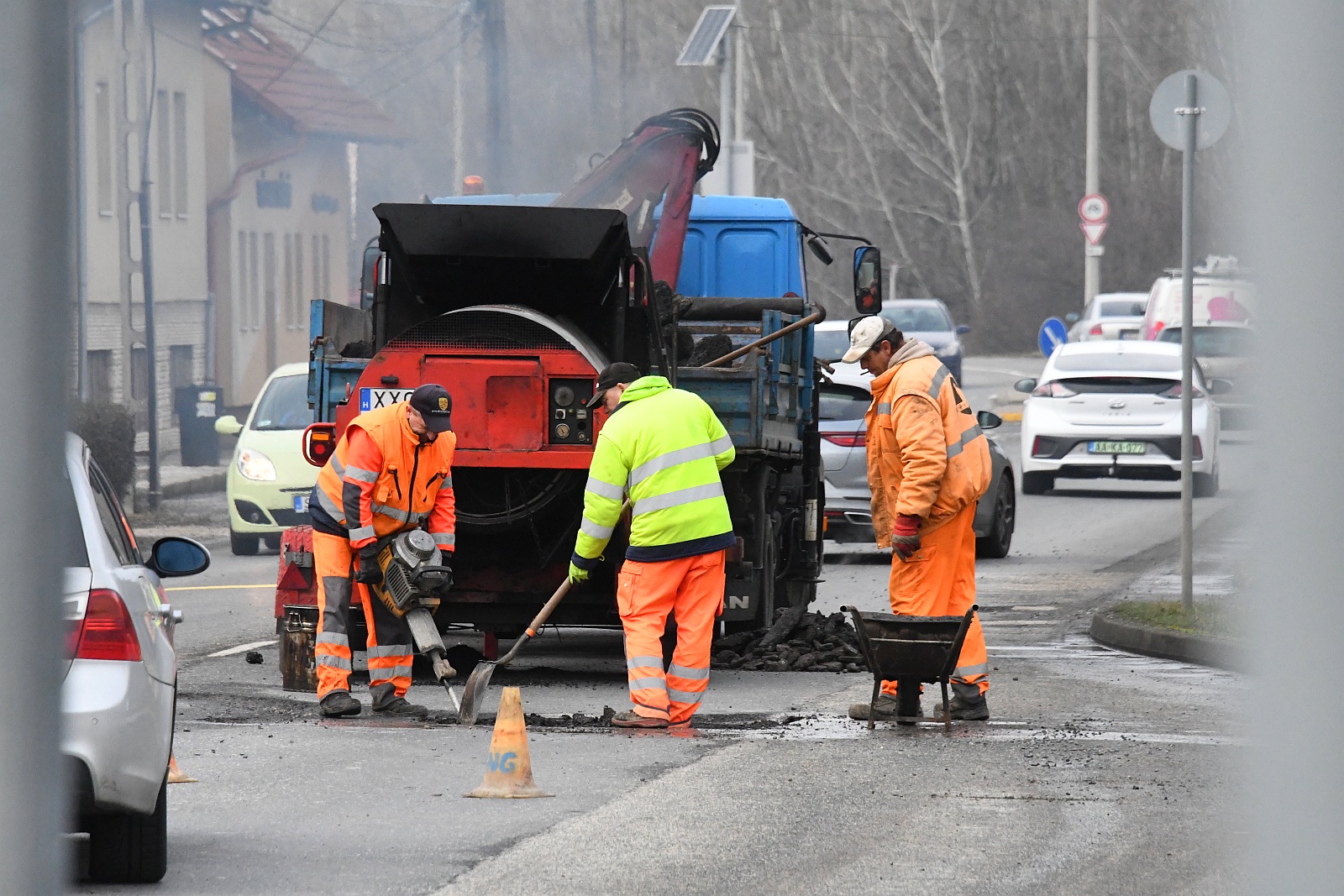 Városszerte kátyúznak - ha az idő engedi, már az aszfalt újrahasznosítót is használják