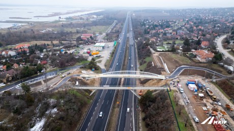 Célegyenesben az M7-esen az új gyalogos és kerékpáros híd építése Velencénél