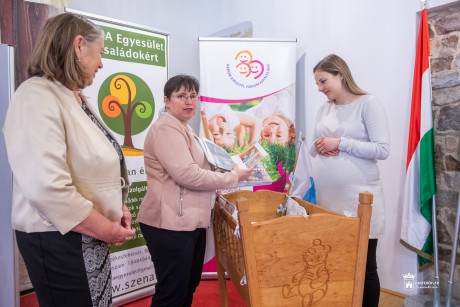 Anna babát ringatja a SZÉNA Egyesület vándorbölcsője áprilistól