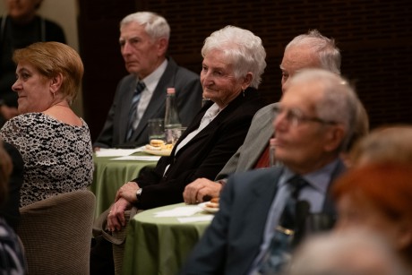 50 éve hűségben, házasságban - példaképeket köszöntöttek a Vörösmarty Színházban