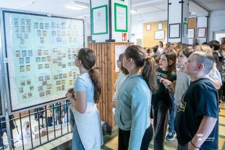 Zeneszerzők és mesék miniatűrökön – bélyegkiállítás a Kodály iskolában