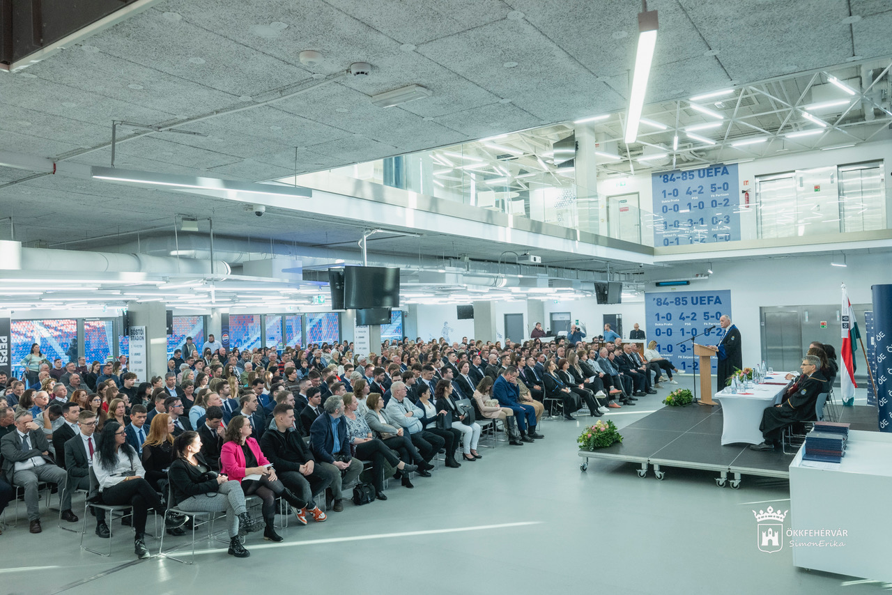 Átvették diplomáikat az Óbudai Egyetem Alba Regia Karának végzett hallgatói