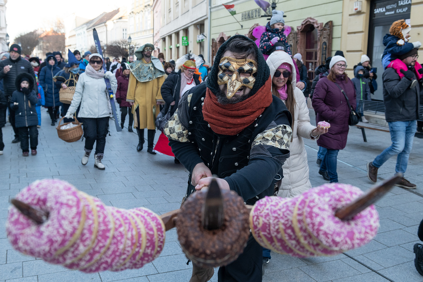 “Vesszen a tél!” - farsangfarki felvonuláson űzték ki idén is a telet a fehérváriak