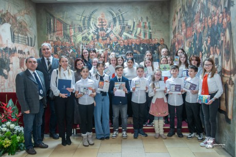 Fehérvári gyermekrajzokból nyílik vitrinkiállítás a Belvárosban, csütörtökön