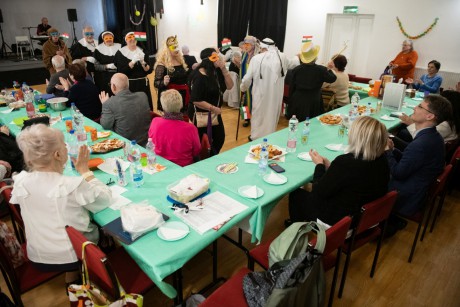 Vidám percek és ízletes finomságok a Nosztalgia Klub farsangi délutánján