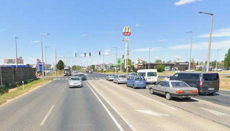 Nem működik a nagy Tesconál lévő jelzőlámpa, hosszabb ideig tart a javítása