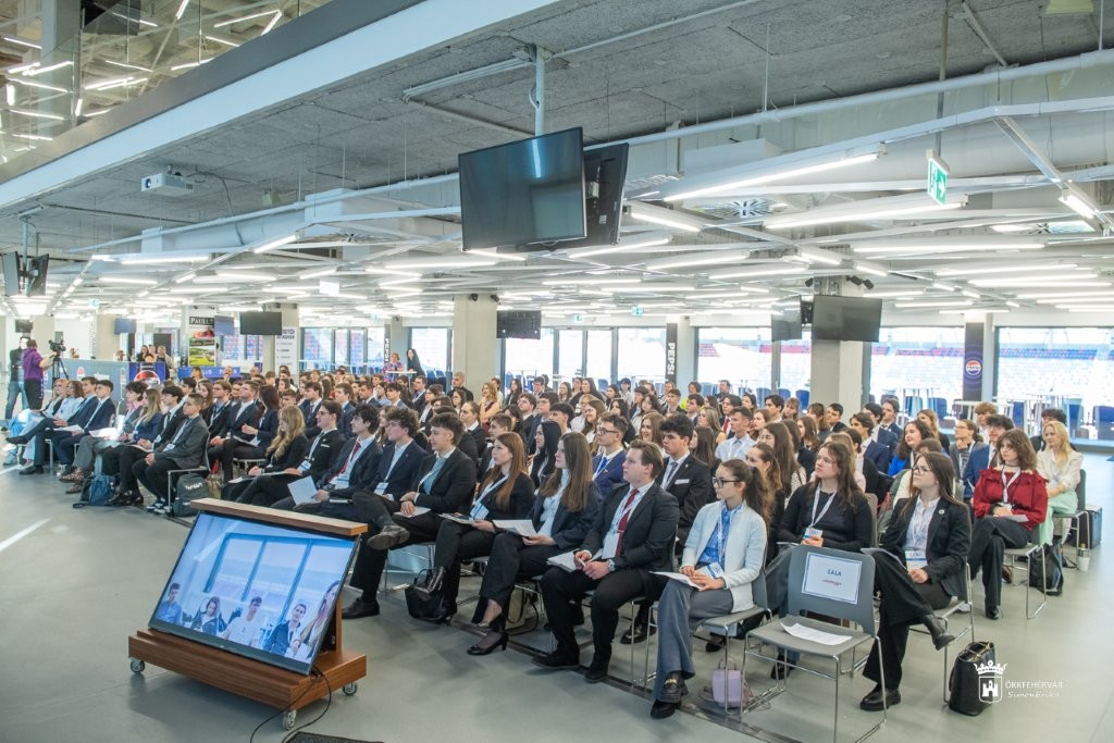 Plenáris üléssel kezdte munkáját az Országos Diákparlament Székesfehérváron