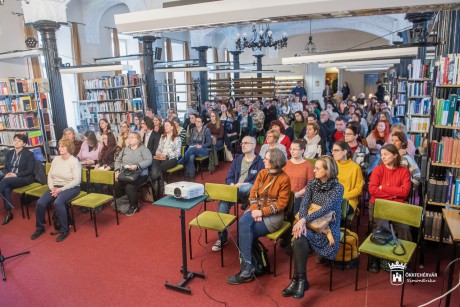 Szakmai továbbképzést szervezett dolgozói számára a Vörösmarty Mihály Könyvtár