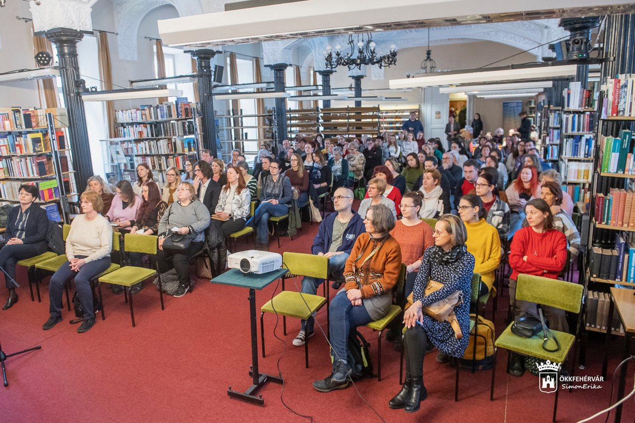 Szakmai továbbképzést szervezett dolgozói számára a Vörösmarty Mihály Könyvtár