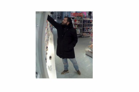 Budai úti üzletből lopott, keresik a székesfehérvári rendőrök a tolvajt