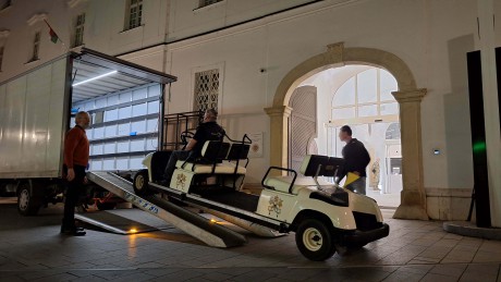 Begördült a pápamobil Fehérvárra - Szent II. János Pál pápa életéről szóló kiállítás nyílik a Rendházban