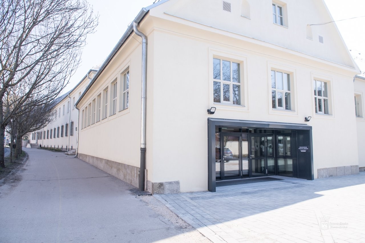 Határidőre elkészülnek - célegyenesben a Vasvári Pál Gimnázium felújítása