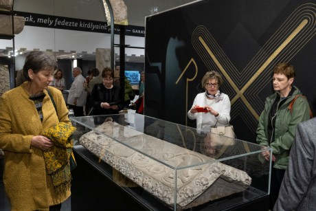 A koronázóváros új kincse - bemutatták Tössi Boldog Erzsébet sírfedelét