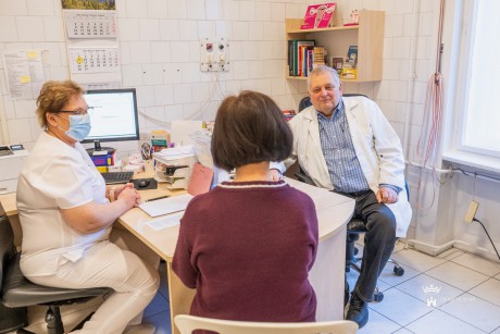 Teltházas szűrőnap a Család- és Nővédelmi Központban - gyógyító köveket kaphattak ajándékba a hölgyek