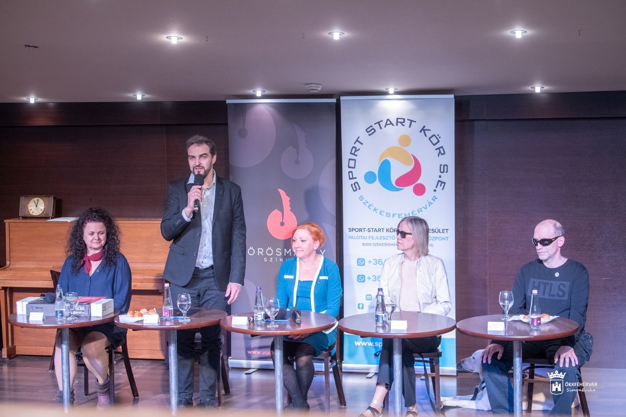 Audionarrációval a látássérültekért a Vörösmarty Színházban