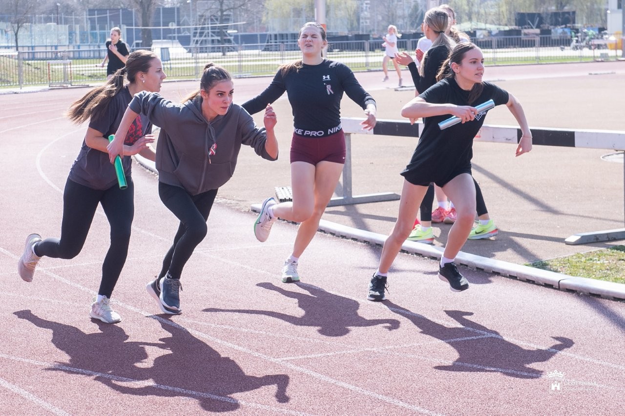 1848 méter futással tisztelegtek a fehérvári iskolások a márciusi ifjak emléke előtt