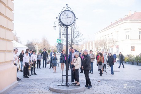 Köztéri óra mutatja mától a pontos időt a Fő utcán a színház előtt
