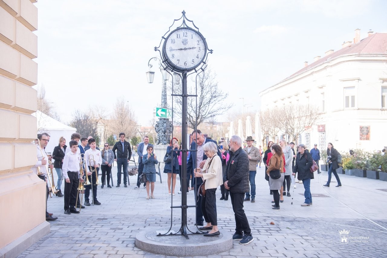 Köztéri óra mutatja mától a pontos időt a Fő utcán a színház előtt
