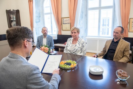 Életmentőt köszöntöttek a Városházán - újraélesztésben vett részt az iskolatitkár