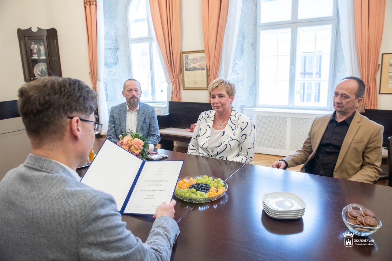 Életmentőt köszöntöttek a Városházán - újraélesztésben vett részt az iskolatitkár