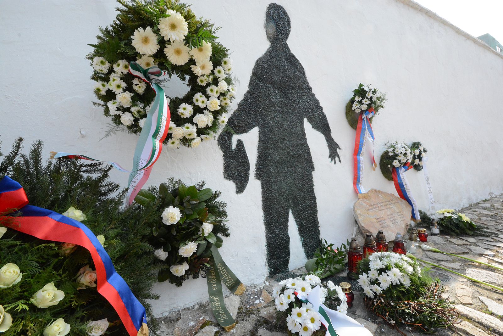 Koszorúzással és misével emlékeznek a háború Rác utcai áldozataira szombaton