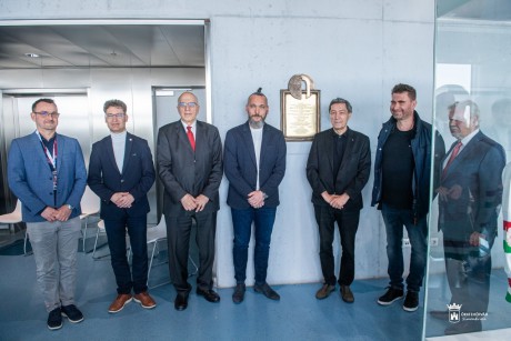 Felavatták az Építőipari Nívódíj elnyerését tanúsító táblát a fehérvári MET Arénában