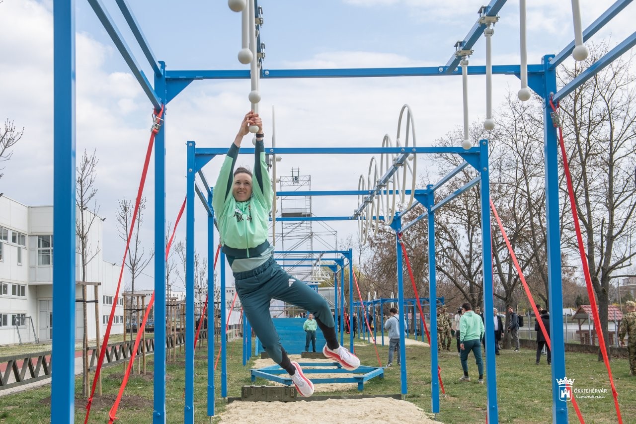 Mintegy 3000 négyzetméteres területen nyílt meg a Székesfehérvári Honvédelmi Park a Bregyóban