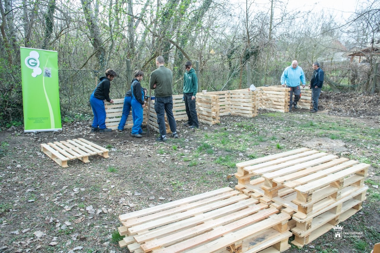 Új komposztálórendszer épült a Szent Kristóf Ház kertjében