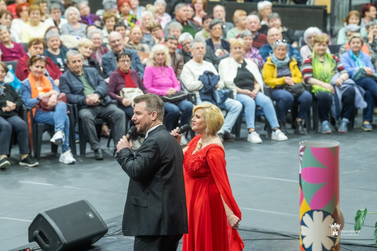 Tavaszköszöntő, zenés operettdélutánra várták Székesfehérvár nyugdíjasait