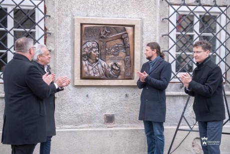 Felavatták dr. Siklósi Gyula régészprofesszor emléktábláját az Országzászló téren