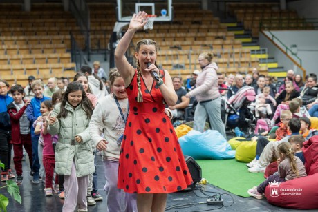 Szeretethúsvét az Alba Regia Sportcsarnokban - gyermekműsorral és adományokkal kedveskedtek