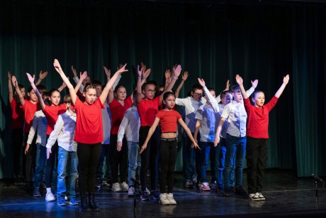 Csikós-Árky Brigitta kapta a Zentais Gyűrűt, az iskola legrangosabb elismerését