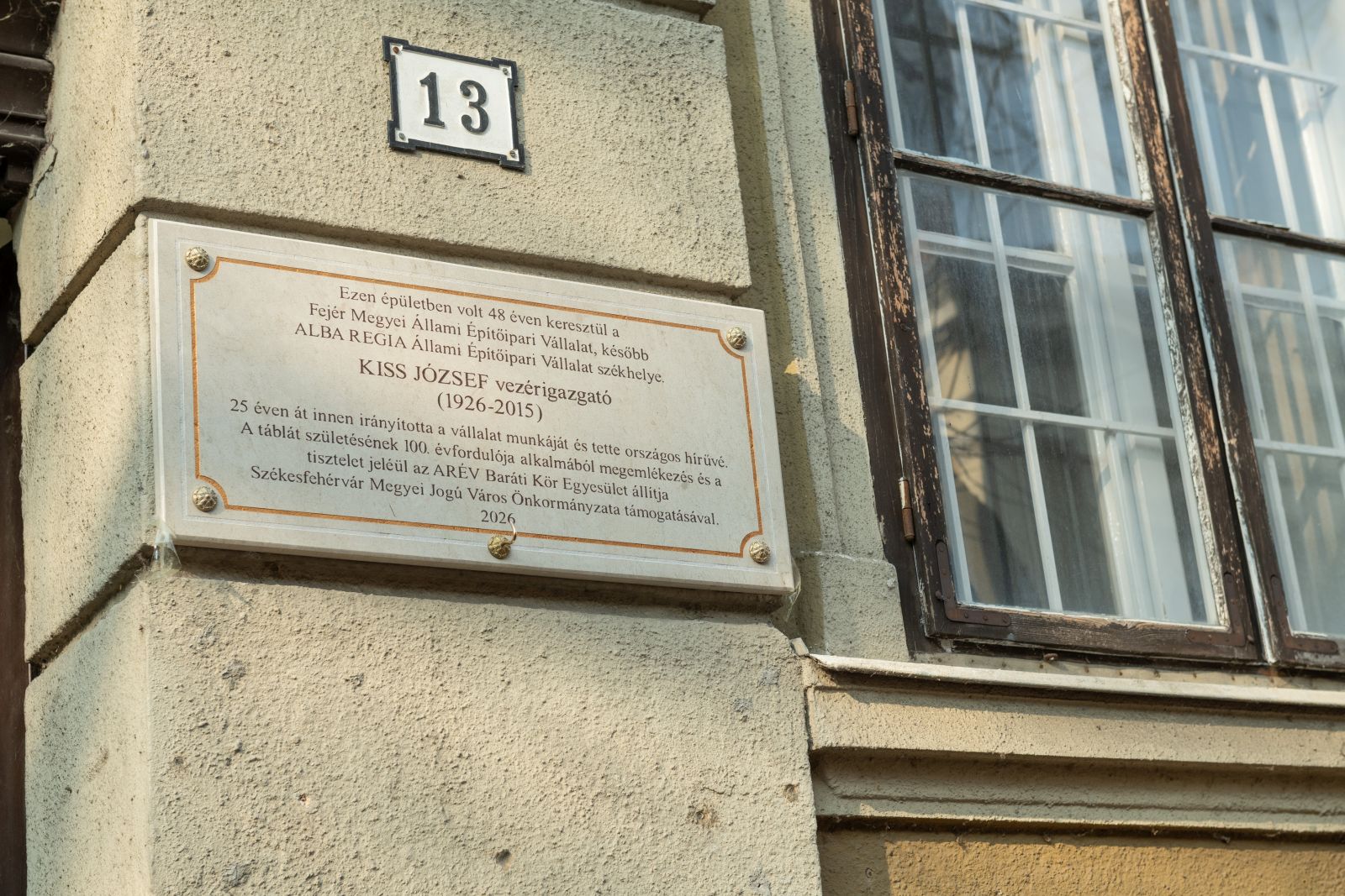 Emléktáblát avattak az ARÉV legendás vezérigazgatója, Kiss József emlékére