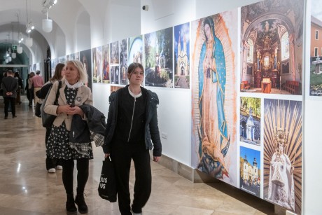 Kurátori tárlatvezetés kedden délután a TOTUS TUUS – Teljesen a tiéd kiállításon